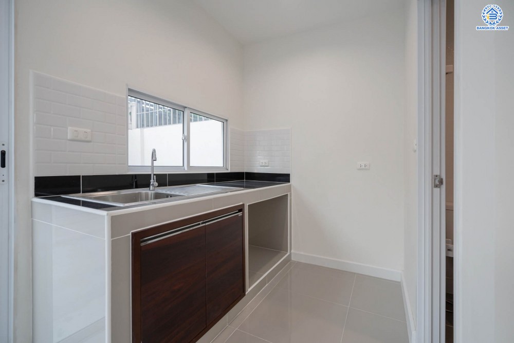 บ้านมือสองตกแต่งใหม่ โครงการ พฤกษาทาวน์เน็กซ์ ติวานนท์-พระราม5 หลังมุม เนื้อที่ 21.6 ตร.ว. ฟังก์ชัน 3 ห้องนอน 2 ห้องน้ำ 1 ที่จอดรถ พร้อมเข้าอยู่ได้ทันที บนทำเลเดินทางสะดวก ติดถนนนครอินทร์ เชื่อมต่อถนนราชพฤกษ์ ถนนกาญจนาภิเษก ใกล้จุดขึ้นทางด่วน "ศรีรัช" และรถไฟฟ้าสายสีม่วง "สถานีตลาดบางใหญ่"